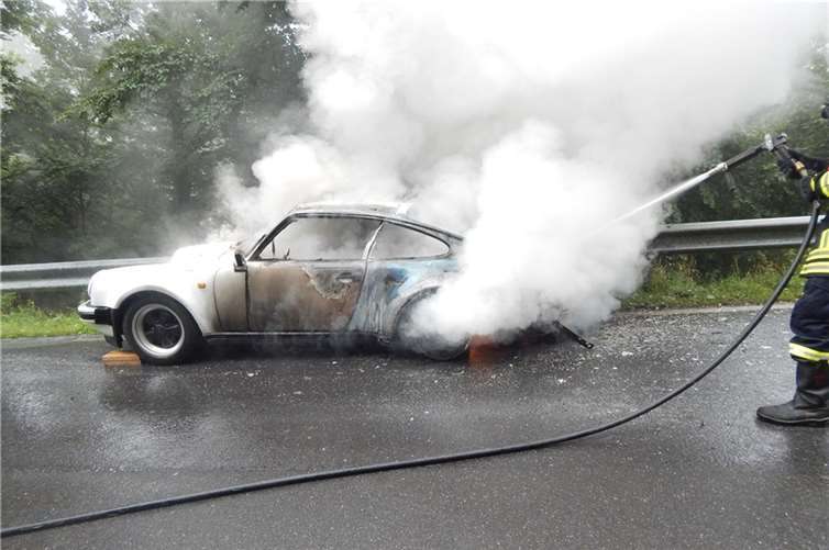 Porsche geht in Flammen auf 
