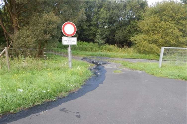 Tank durch Metallteil aufgerissen: 300 Liter Diesel ausgelaufen 