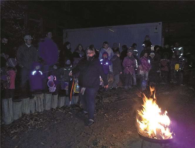 Fantasievolle Laternen zogen durch die Straßen