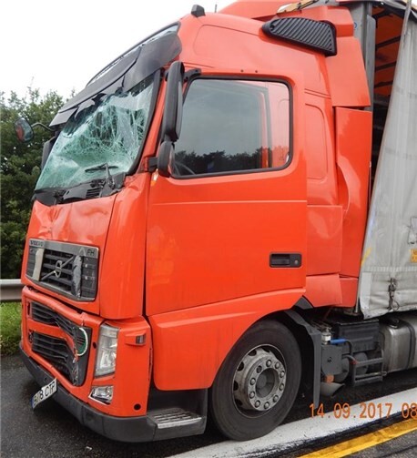 Aus Unachtsamkeit aufgefahren: Lkw fährt in Reisebus 