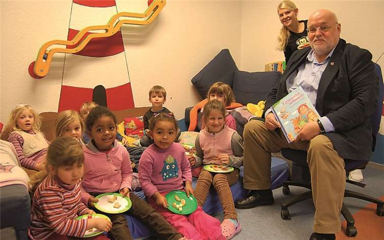 Glückliche Kinderaugen beim Vorlesen 