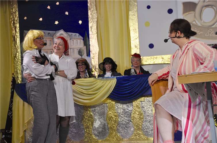 Büttenasse, tolle Tänze und witzige Sketche im proppenvollen Helenensaal