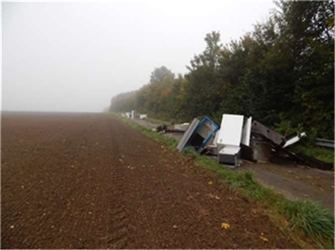 Innenausstattung und Elektrogeräte illegal entsorgt 