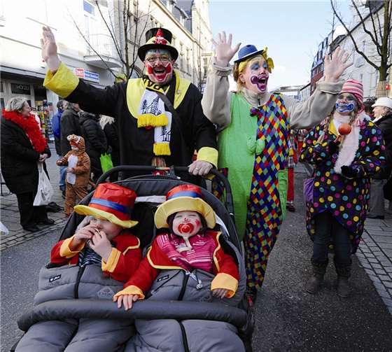 Kunterbunter Neuenahrer Umzug am Karnevalssonntag 
