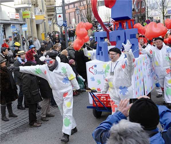 Kunterbunter Neuenahrer Umzug am Karnevalssonntag 