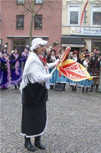 Möhneschar stürmte das Rathaus mit Schirm, Charme und Spitzebötzje 