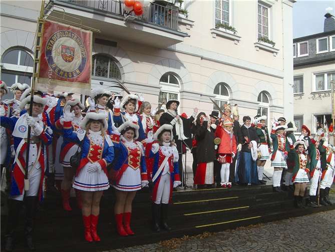Möhneschar stürmte das Rathaus mit Schirm, Charme und Spitzebötzje 