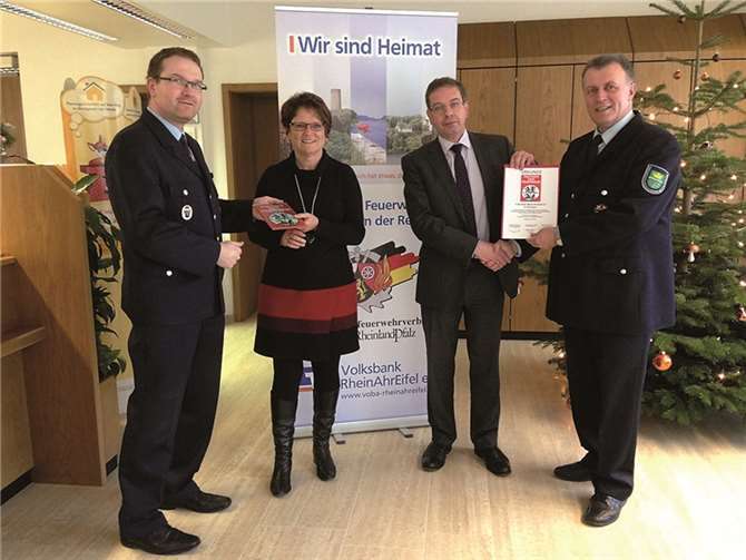 Feuerwehrverbände zeichnen Volksbank RheinAhrEifel-Filialen mit Förderschildern aus 
