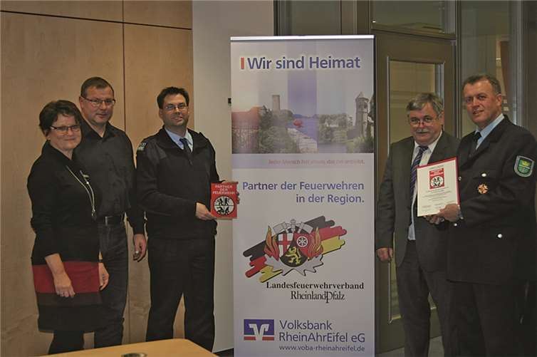 Feuerwehrverbände zeichnen Volksbank RheinAhrEifel-Filialen mit Förderschildern aus 