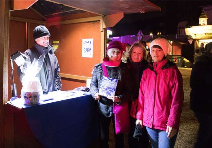 Knisternde Feuer und vorweihnachtliche Atmosphäre 