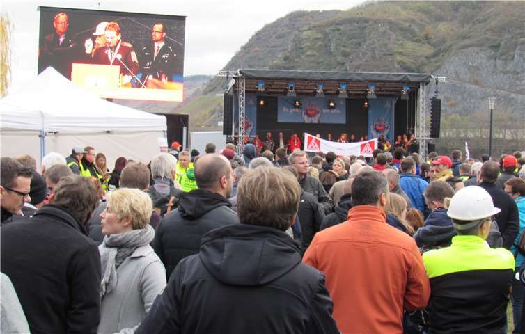 Wo man sonst unter „1000 Lichtern“ feiert, zeigten sich tausende Stahlwerker erbost 
