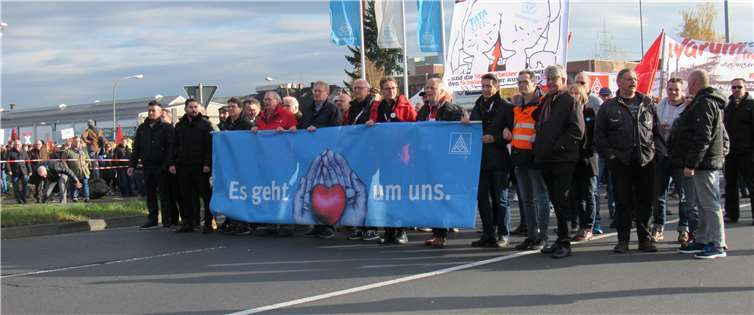 Wo man sonst unter „1000 Lichtern“ feiert, zeigten sich tausende Stahlwerker erbost 