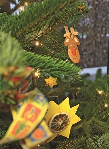 Kinder schmückten Weihnachtsbaum im Rathaus