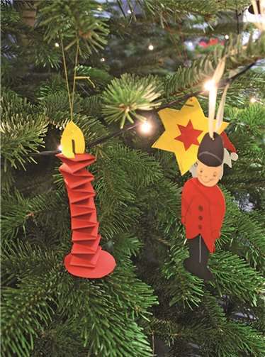 Kinder schmückten Weihnachtsbaum im Rathaus 