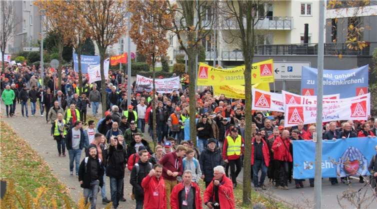 Wo man sonst unter „1000 Lichtern“ feiert, zeigten sich tausende Stahlwerker erbost 