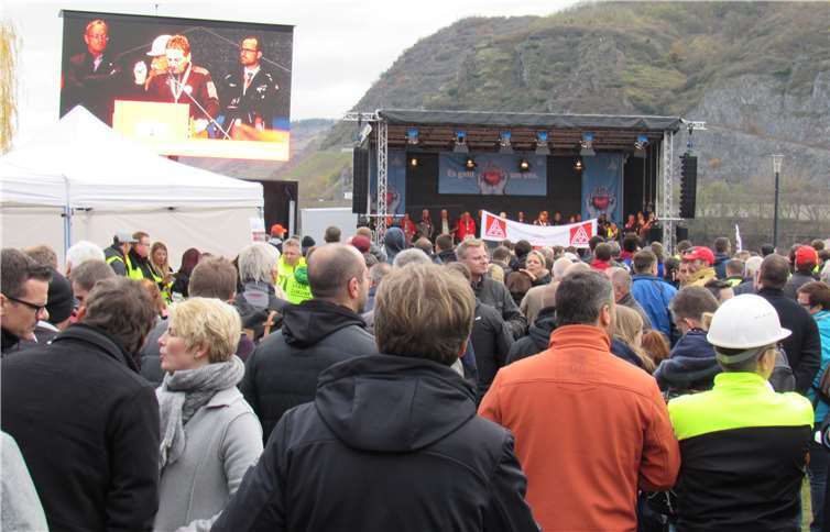 Wo man sonst unter „1000 Lichtern“ feiert, zeigten sich tausende Stahlwerker erbost 