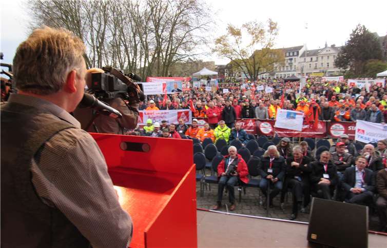 Wo man sonst unter „1000 Lichtern“ feiert, zeigten sich tausende Stahlwerker erbost 