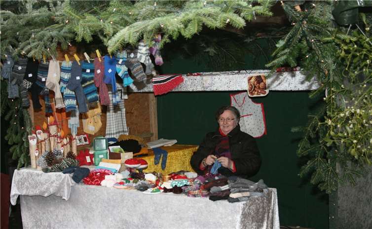 Beschaulicher Weihnachtsmarkt zu Beginn der vorweihnachtlichen Zeit 