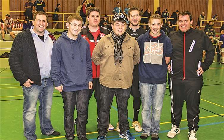 Sechzehn Mannschaften und ein Fußballturnier