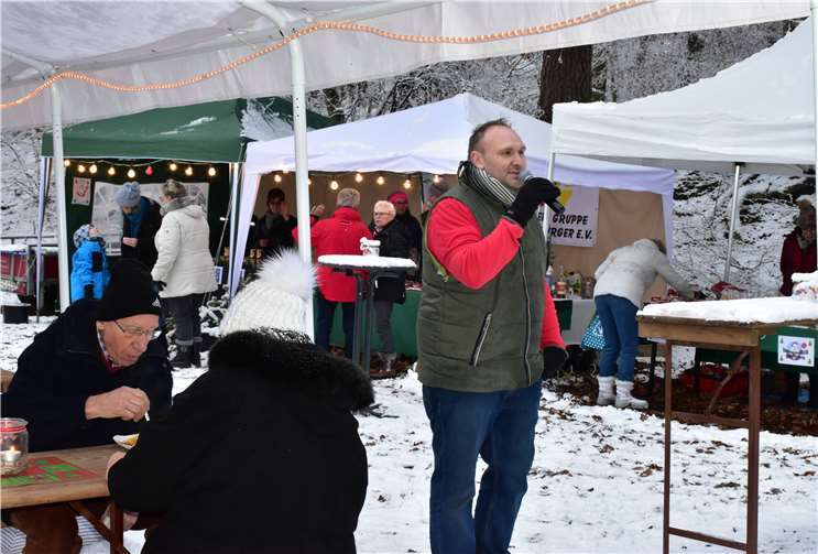 Verschneite Landschaft bildet pittoreskes Ambiente 