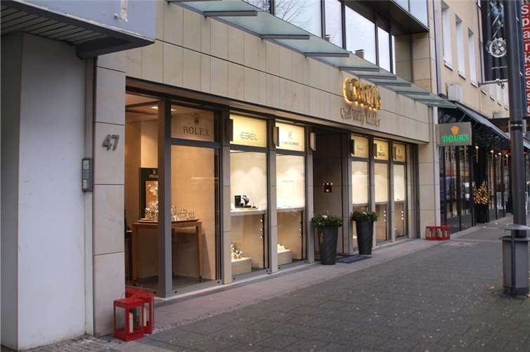 Bewaffnete Räuber überfallen Juweliergeschäft 