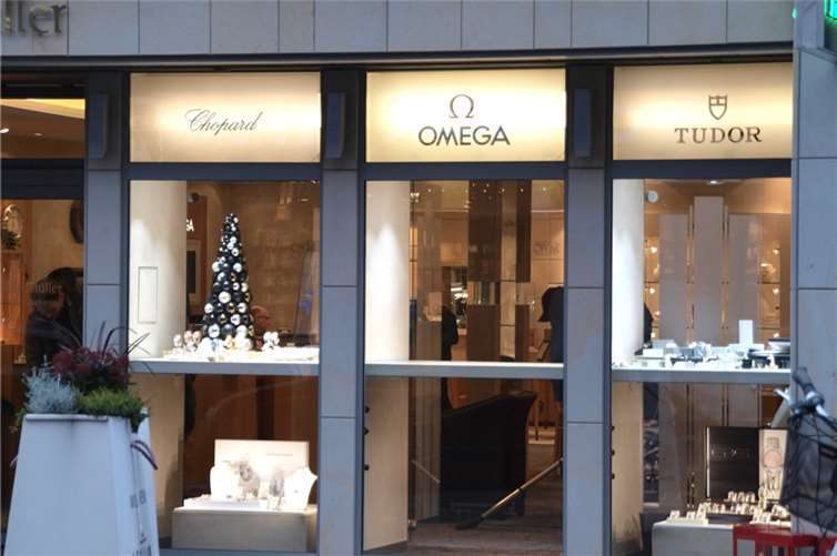 Bewaffnete Räuber überfallen Juweliergeschäft 