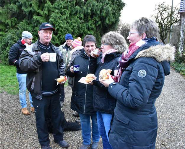 Maimädchen frieren im Dezember 