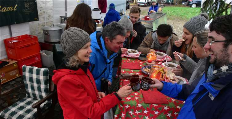 Maimädchen frieren im Dezember 