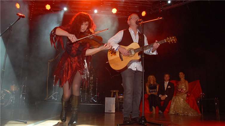Glamour und Gesang beim Charity-Abend für rumänische Müllkinder 