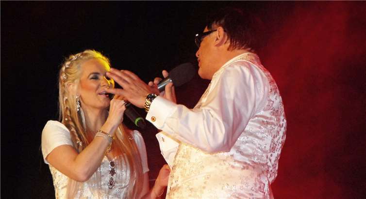 Glamour und Gesang beim Charity-Abend für rumänische Müllkinder 