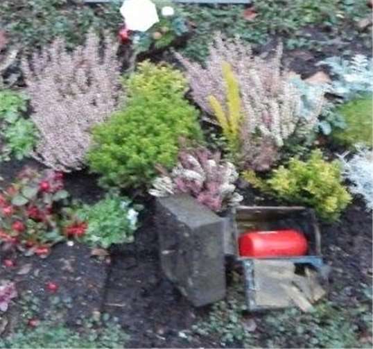 Unbekannte Täter schänden Gräber 