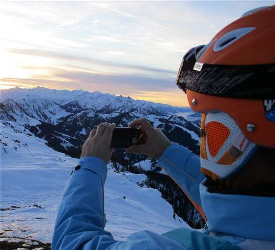 Skifahren am Gipfel beginnen 