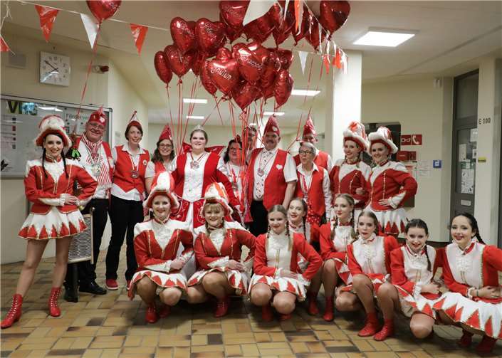 Schwung in den Tanzbeinen und Lachsalven in Berkumer Aula 
