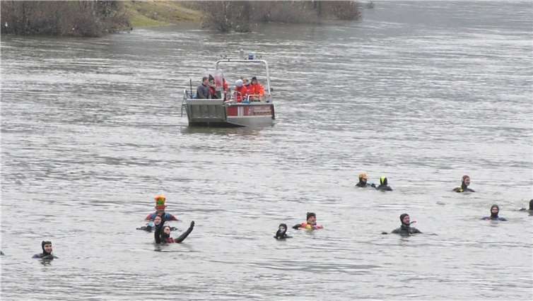 Drei Dutzend Mutige stürzten sich in die Moselfluten 