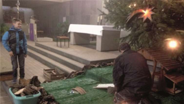 Wie kommen eigentlich die Weihnachtsbäume in die Kirche? 