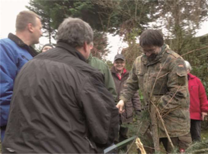 Wie kommen eigentlich die Weihnachtsbäume in die Kirche? 