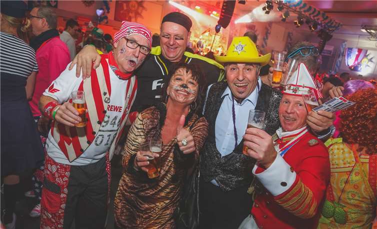 Bürgerfrühschoppen lockte Tausende Narren in die Sporthalle 