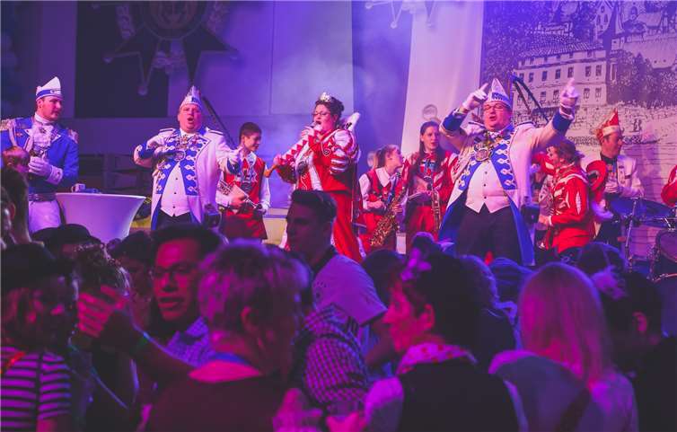 Bürgerfrühschoppen lockte Tausende Narren in die Sporthalle 