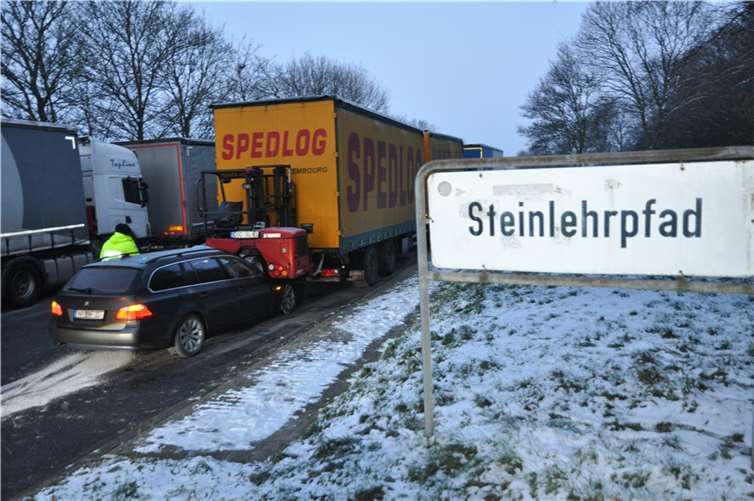Aus Unachtsamkeit: Auto verkeilt sich unter Lkw 