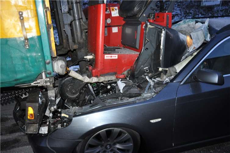 Aus Unachtsamkeit: Auto verkeilt sich unter Lkw 