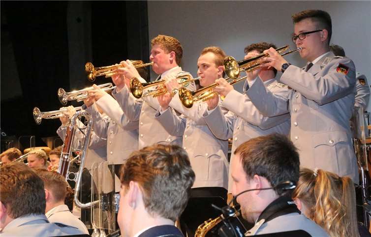 Ausverkaufte Jungholzhalle lauscht vielfältigem Repertoire 