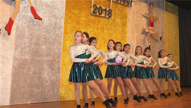 Freundschaftstanzen brachte ein buntes Bild in die Schlossberghalle 