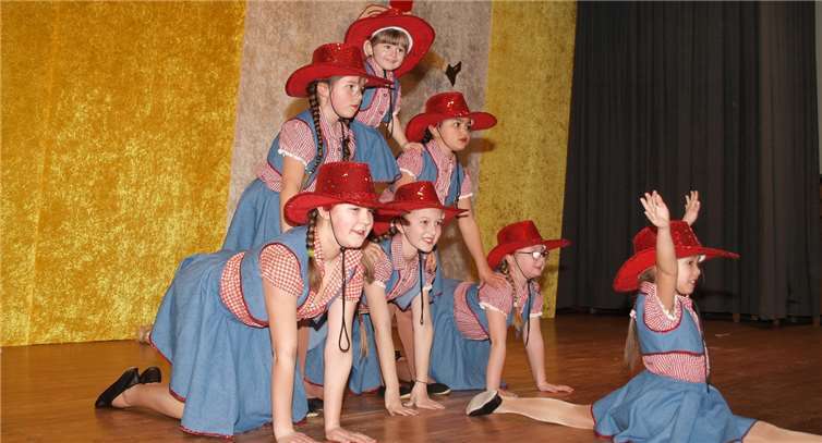 Freundschaftstanzen brachte ein buntes Bild in die Schlossberghalle 