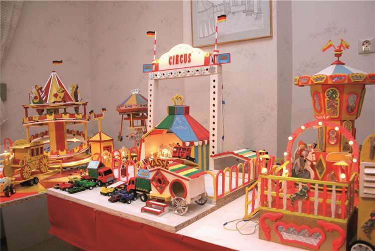 Bunte Welt des Zirkus und der Karussells in Miniatur