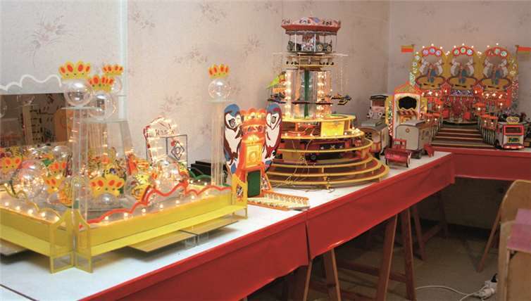 Bunte Welt des Zirkus und der Karussells in Miniatur 