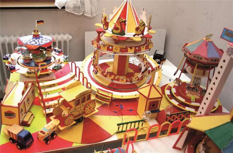 Bunte Welt des Zirkus und der Karussells in Miniatur 