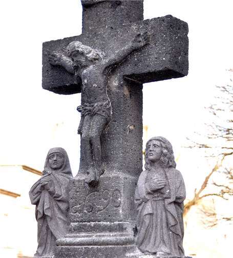 Neue Assistenzfiguren komplettieren das Kottenheimer Pastorenkreuz 
