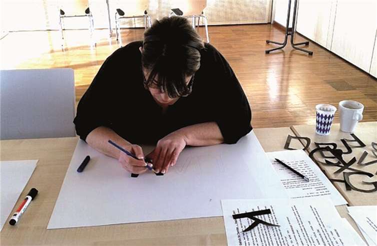 Möhnen bereiten sich auf Karneval vor 