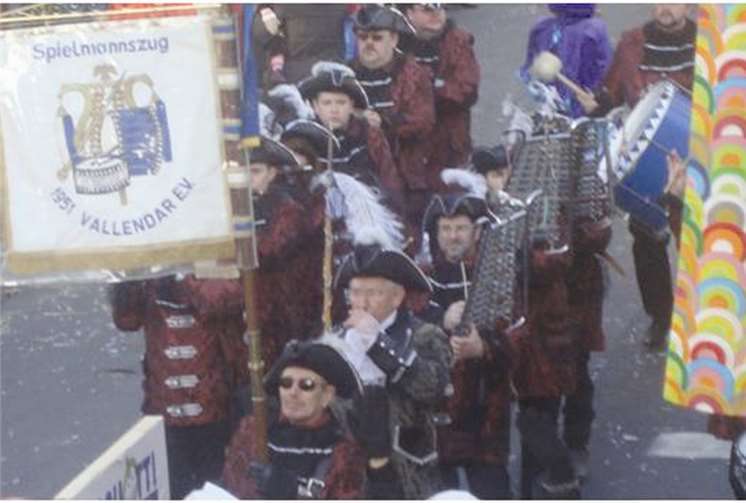 Karnevalsumzüge begleitet