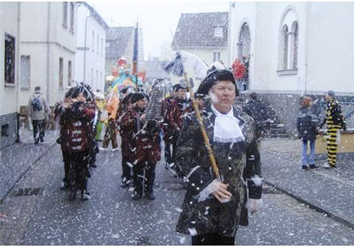 Karnevalsumzüge begleitet 